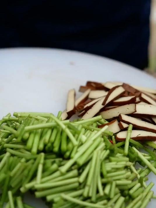 芦蒿不是茼蒿,一道有点清香的菜