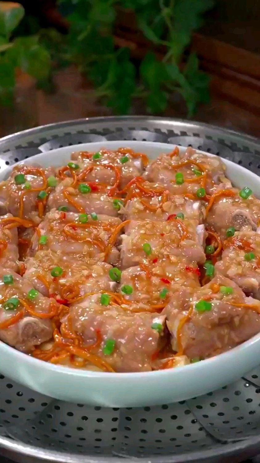 这道蒜蓉蒸排骨,做法简单,鲜嫩入味