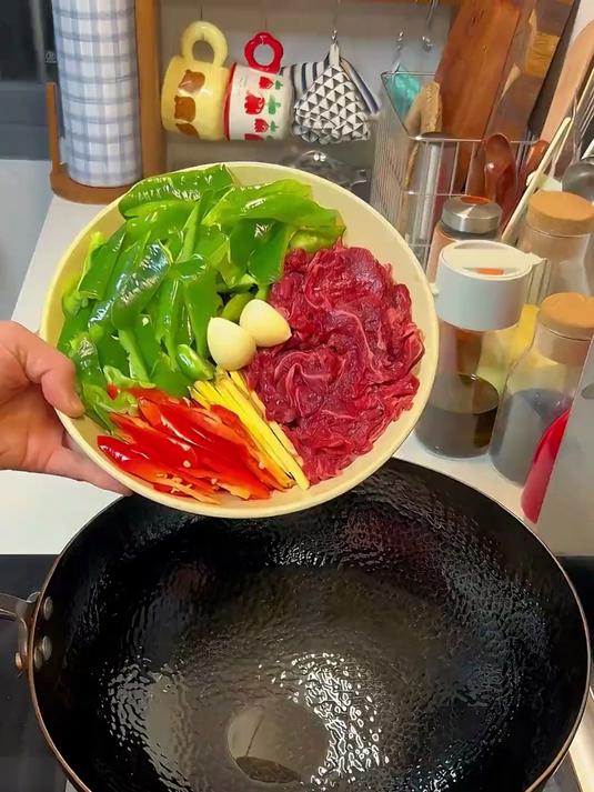 今日菜单：平菇鸡蛋汤蔬菜炒饭辣椒炒牛肉 蒜香豆角