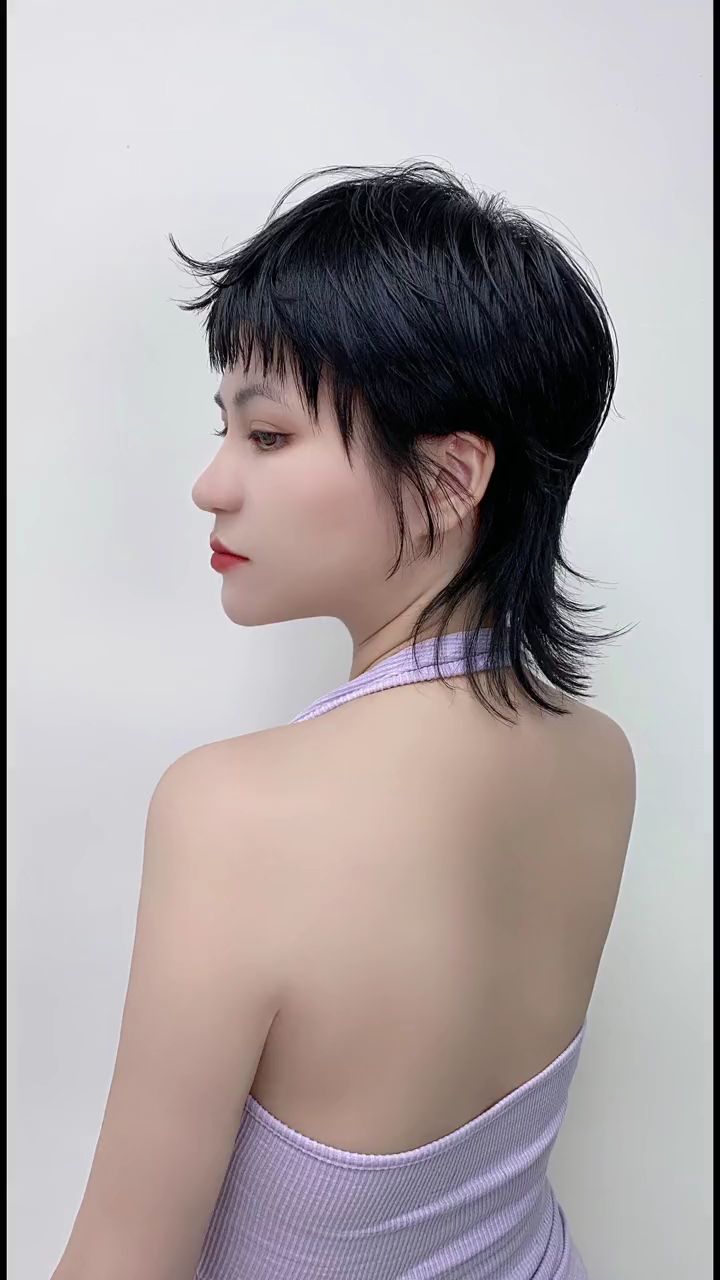 一款女士发型,酷感鲻鱼,个性的狼尾发 。