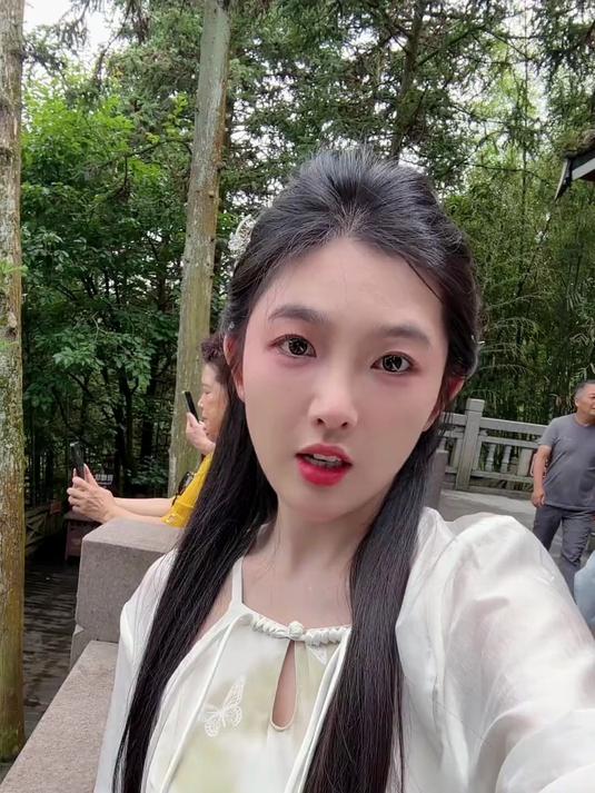 福建的朋友规避一下我给北方的朋友介绍一下,这是我们福建的南靖土楼,四菜一汤
