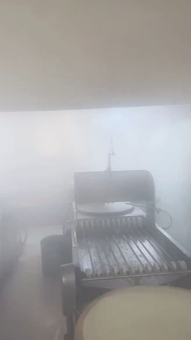 全自动仿手工煎饼机 ,这样的效率真是太快了。