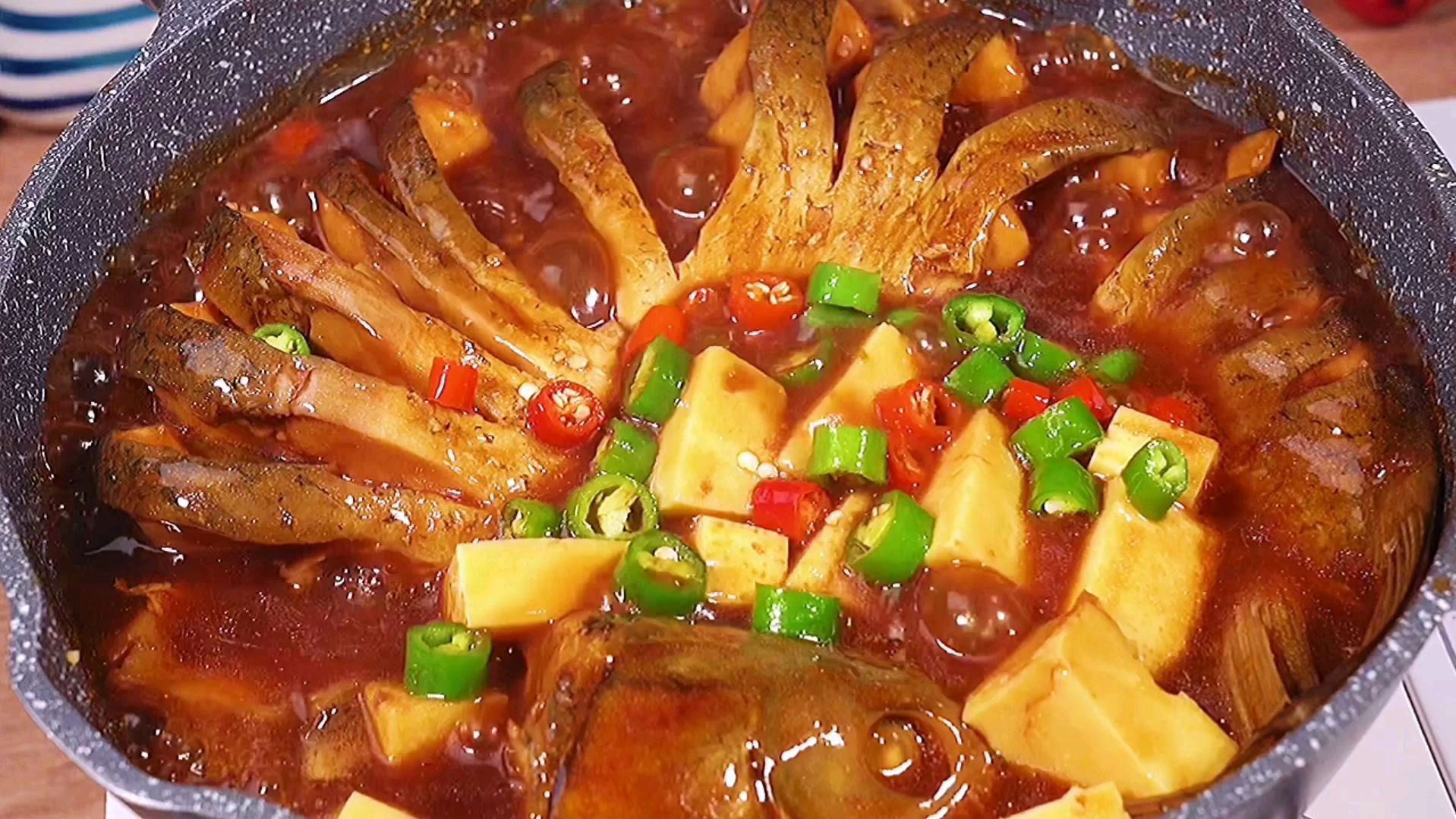 对鱼的烹饪,沾手就来,简单一道家常黄焖鱼,吃出大菜的感觉@家的味儿道 @味儿之道 @百度动