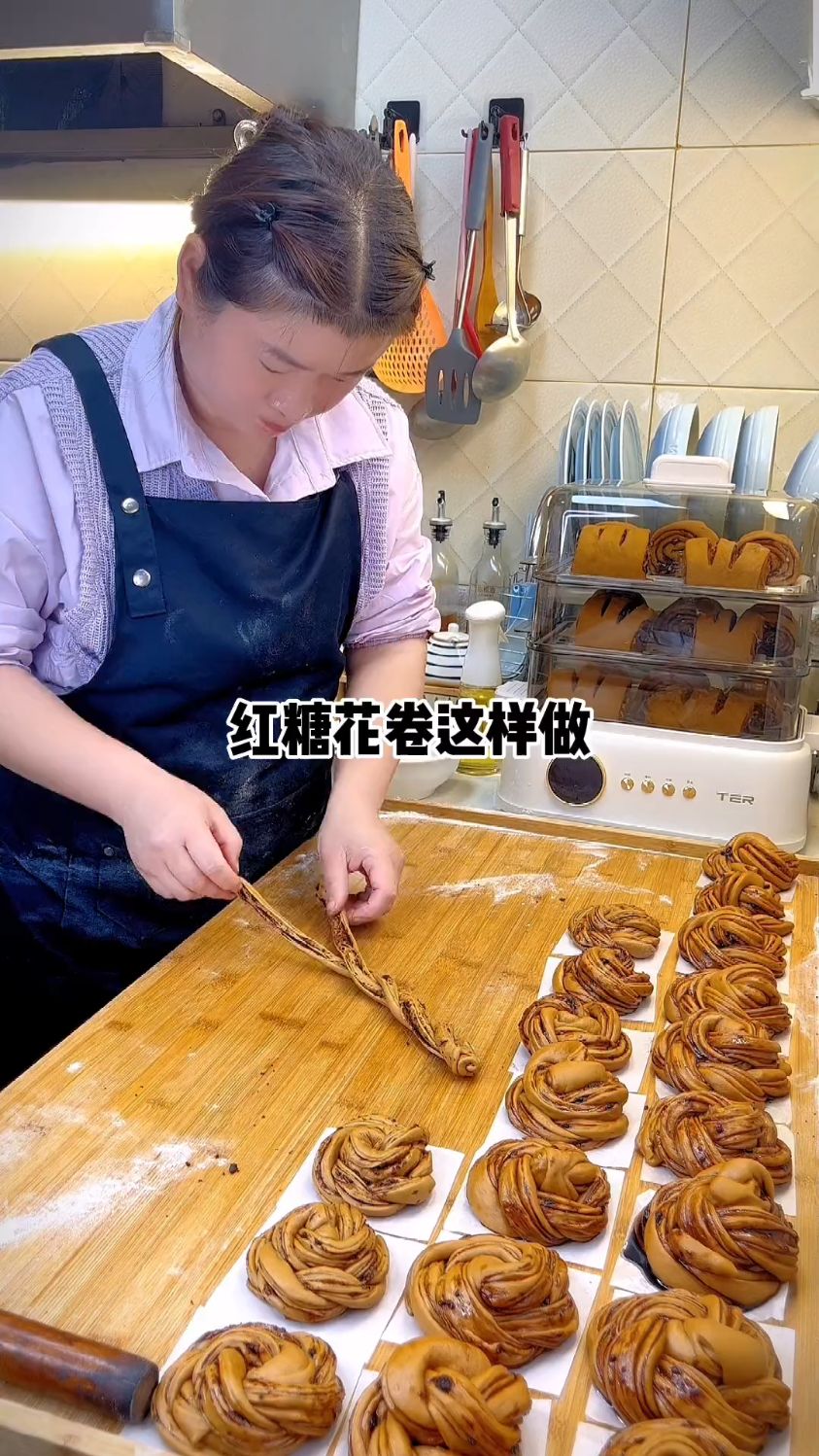 红糖馒头,大花卷,大家可以跟着做,保证让你一学就会!