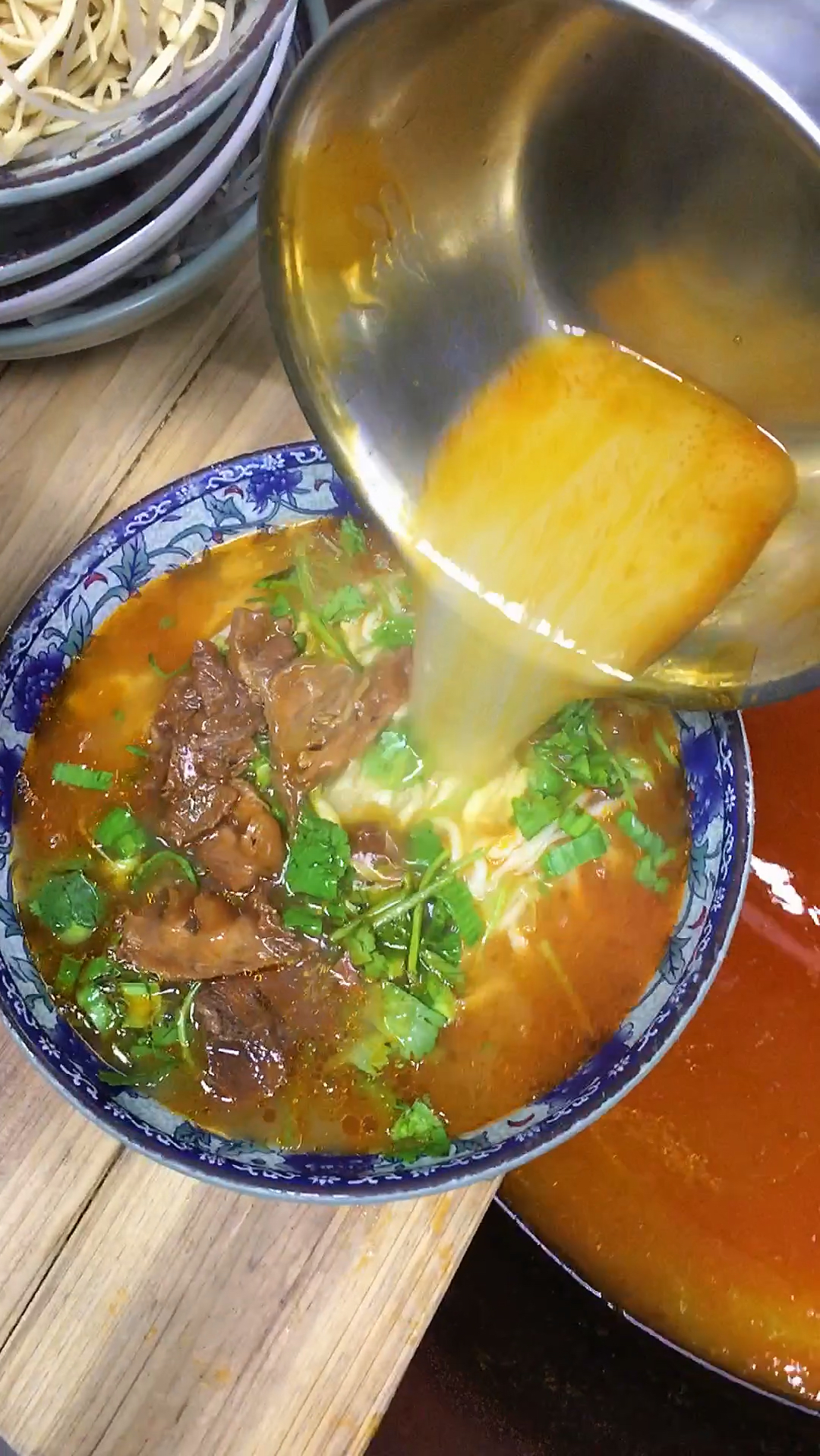 牛肉汤店的牛肉汤到底是怎么做的?熬汤有配方,用的香料都有讲究