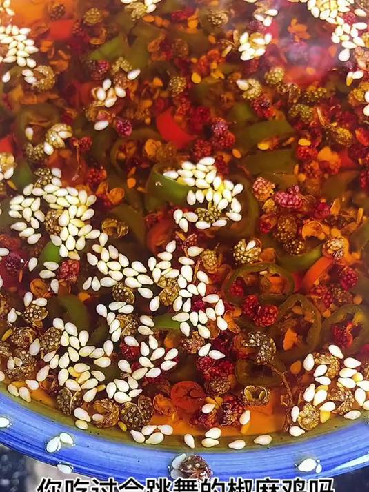 椒麻鸡配米饭绝了！鸡肉撕成条拌汤汁