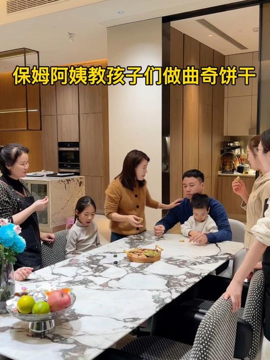 小孩在家跟着黎阿姨学习做曲奇饼干,动手忙起来比玩手机好多了