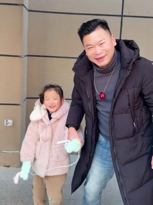 虽然天气很冷，有女儿的陪伴就是动力和温暖