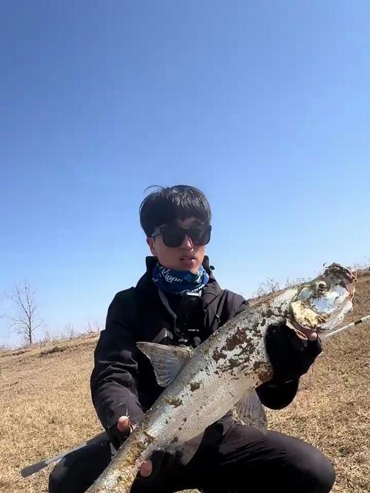 春季野钓翘嘴、鲶鱼如何寻找路亚标点,沉水铅笔操作手法实战中鱼