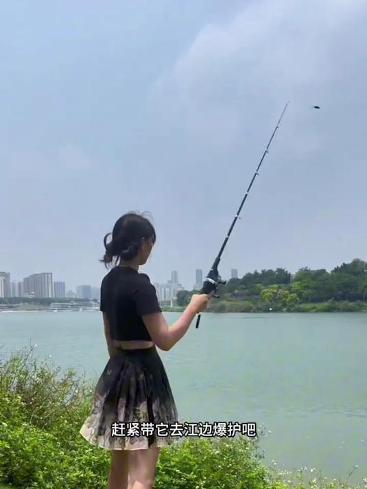 操作简单的可折叠钓鱼竿，便于初学者快速上手，降低了娱乐的门槛