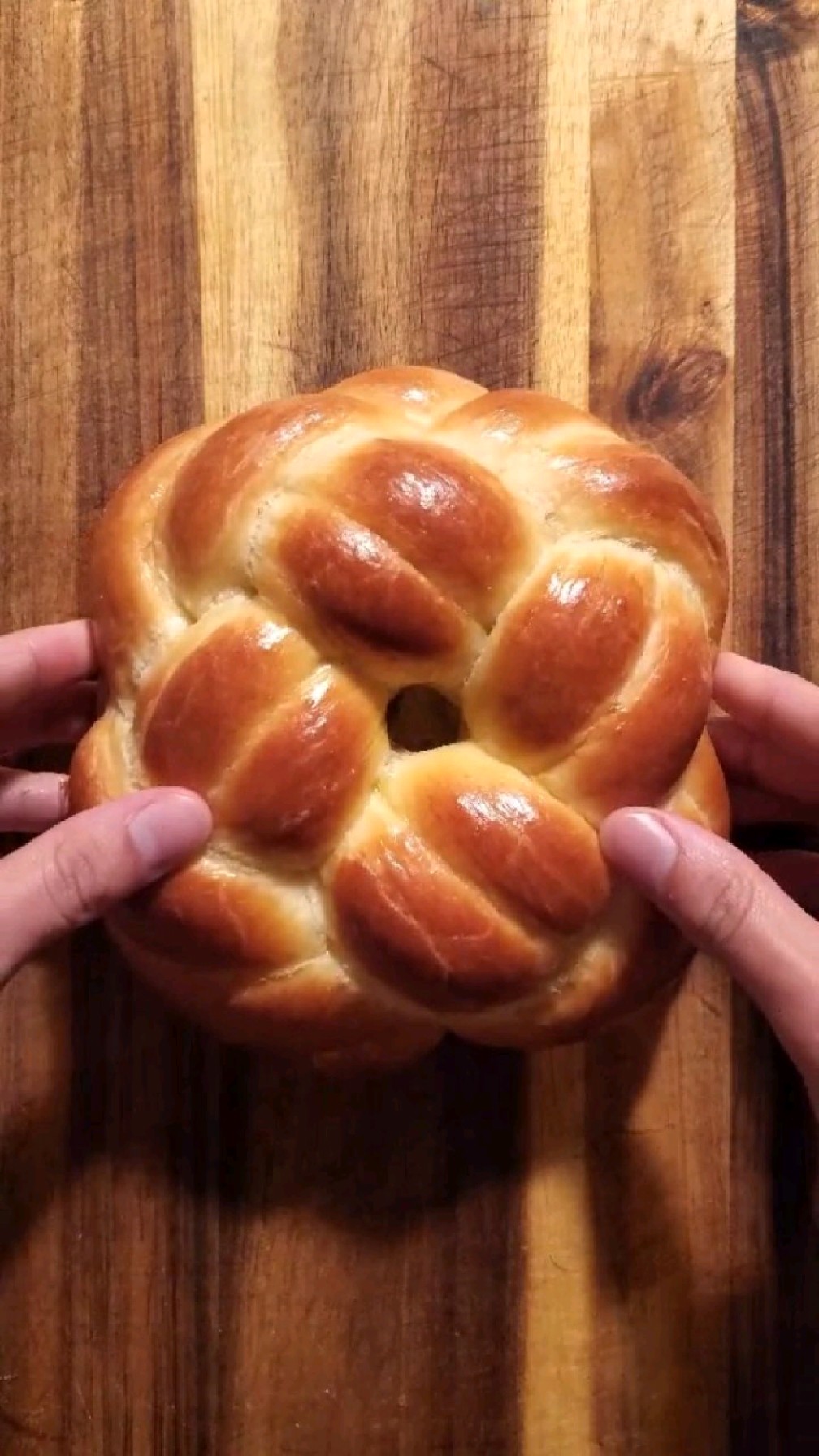 一分钟教你如何拧麻花面包,学起来吧。