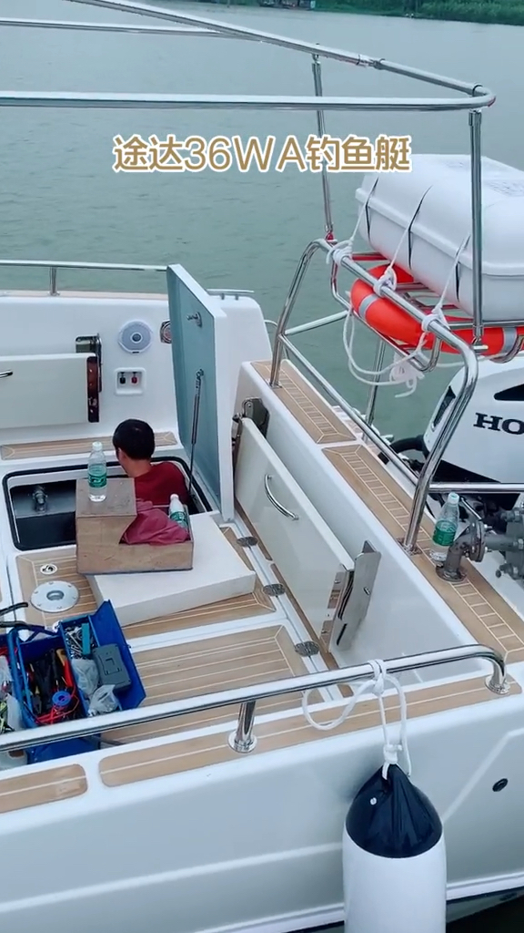 当你30岁时,别再去买18岁喜欢的东西。当你喜欢海钓的乐趣!现在就整条钓鱼艇