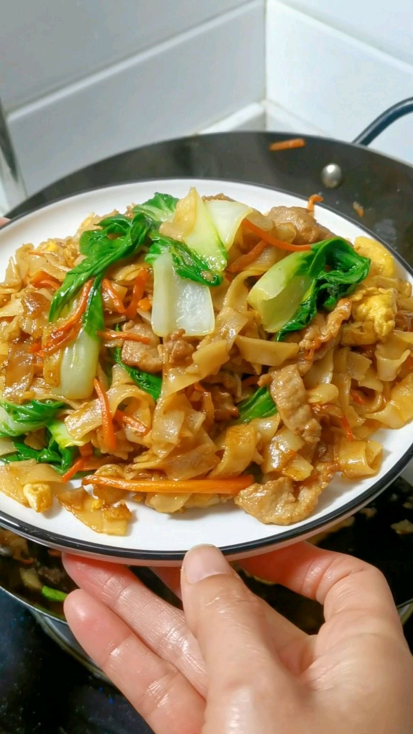 广东大排档很受欢迎的炒河粉,自己在家几分钟就做好了,简单好吃