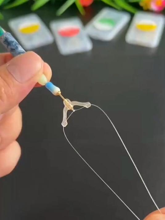 户外钓鱼的时候，经常有口打不中鱼，可能就是子线在水下缠绕了！