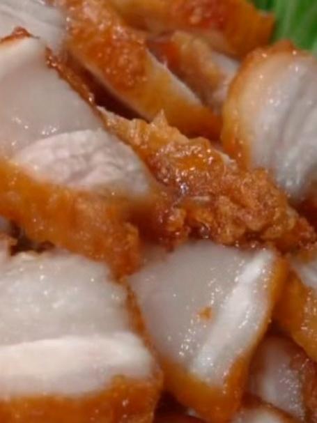 这是最近比较火的脆皮五花肉做法