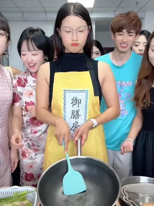 今天我们一起吃新疆大盘鸡