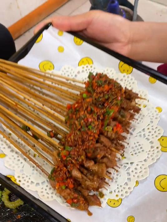 牛肉小串,放在铁板上,烈火一烧一煎一撒料,香飘一条街