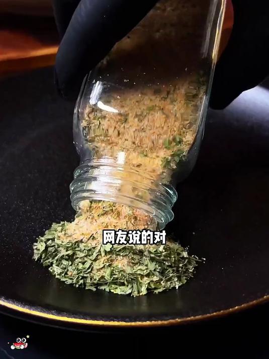 欧芹大蒜盐不是普通的盐,里面加入了大蒜粉和欧芹,配料表干净