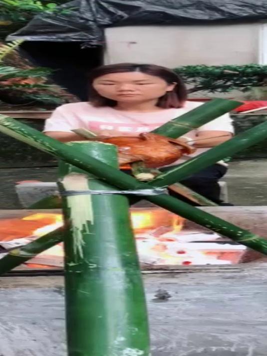 35. 竹架上的原味美食，糯米八宝鸭烤的滴水不漏，连骨头都是香的