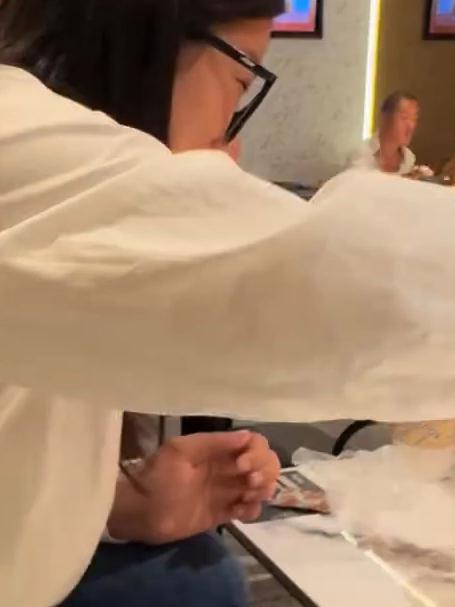 比格披萨为促销做免单活动,能将披萨拉丝不断即可得券,网友:为了能便宜点社牛属性大爆发