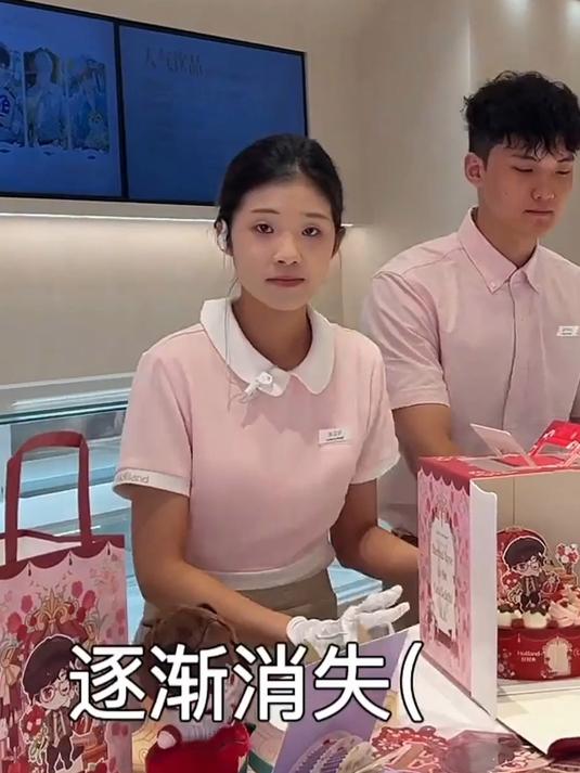 女生给蛋糕拍照店员纷纷躲起来，只为让顾客拍得更好看