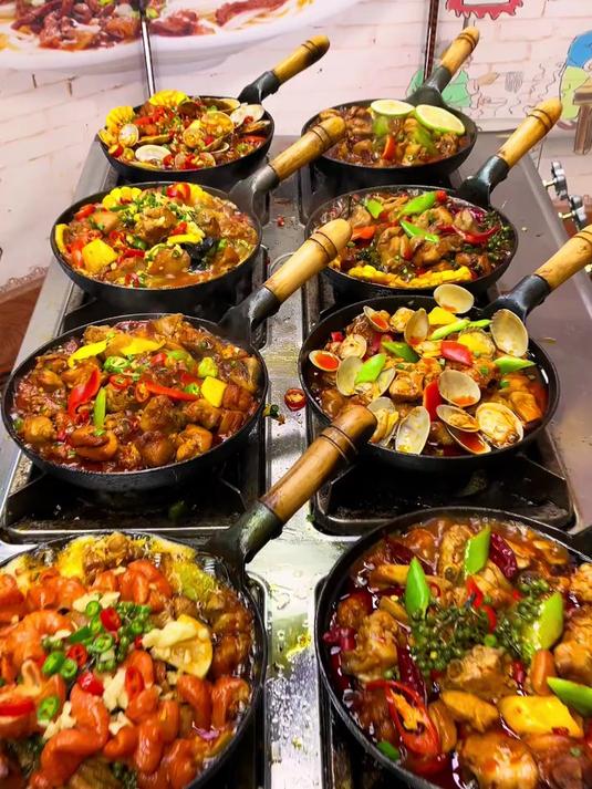 小份炒鸡米饭,鸡肉提前炒熟,放入不同口味的酱料,3分钟出餐