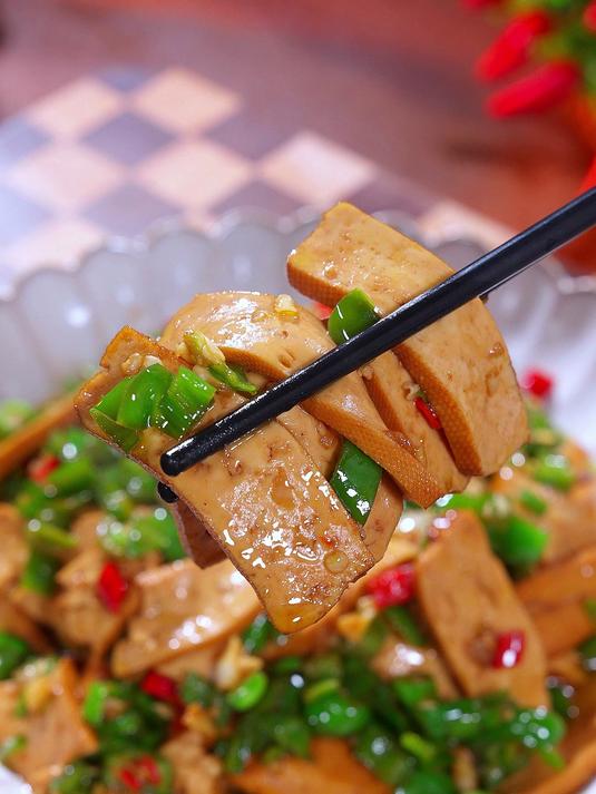 以后吃饭没胃口了，就来试试我们湖南的这道青椒炒香干香辣软嫩