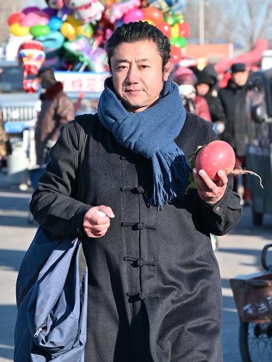 手绘国画:锦鲤游戈彩墨间,鳍尾轻摆似翩跃