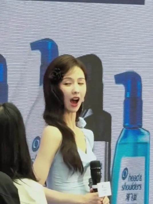 陈都灵亮相万达,一袭蓝色长裙好灵动,好像“奶茶妹妹”!