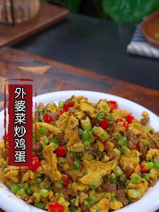 蒜苔用开水烫一烫,出锅就是楼下饭店的招牌特色菜