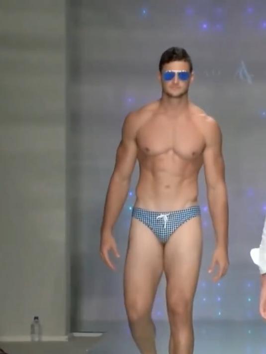 完美身材的肌肉男,肌肉线条如雕刻,尽显男性魅力
