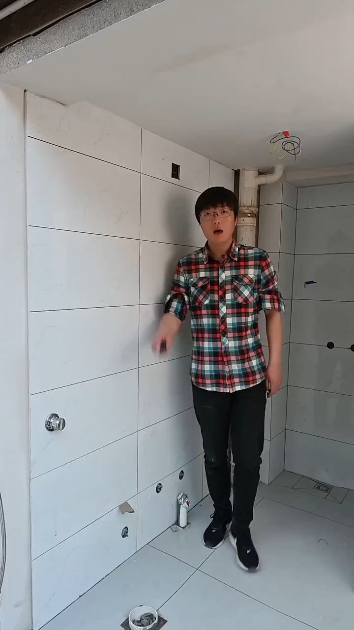 瓷砖验收不仔细,入住后全是坑,记住这条标准,师傅都夸你内行