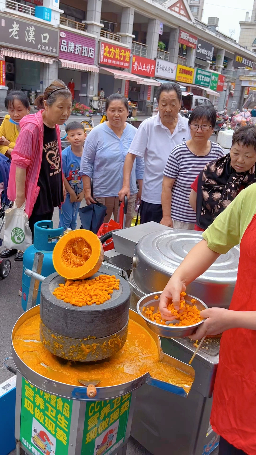 石磨南瓜饼做法,南瓜磨浆,加入酵母6克,泡打粉8克,小苏打2克,糯米粉200克搅拌均匀