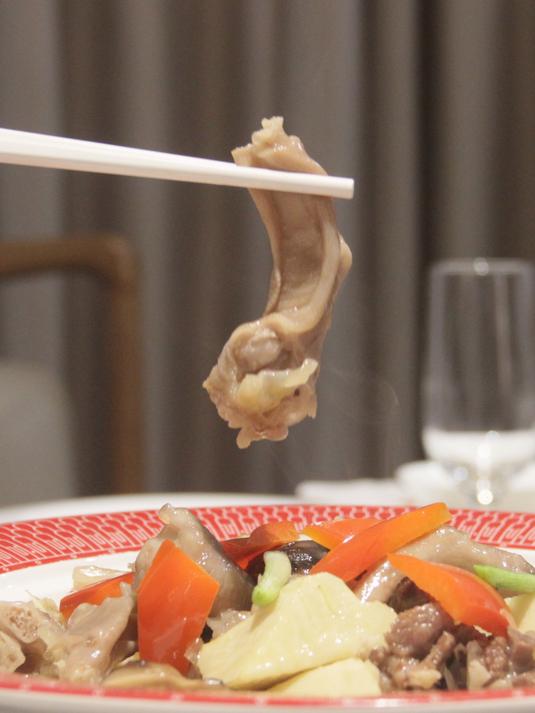 #荣和雅苑·明炉冬笋花菇炆鹅掌 是小寒时节食补养生的经典菜品