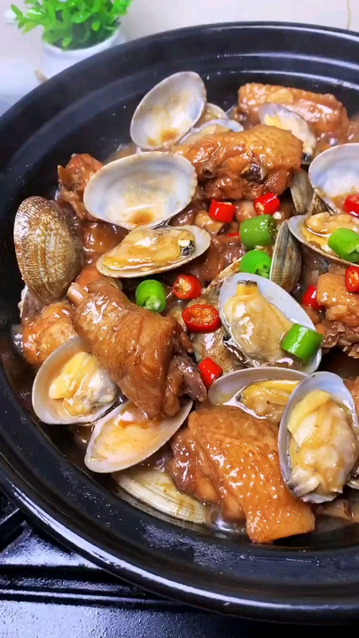 花甲鸡腿煲的家常做法,这样做麻辣开胃,超喜欢这道菜,都是爱吃的食材