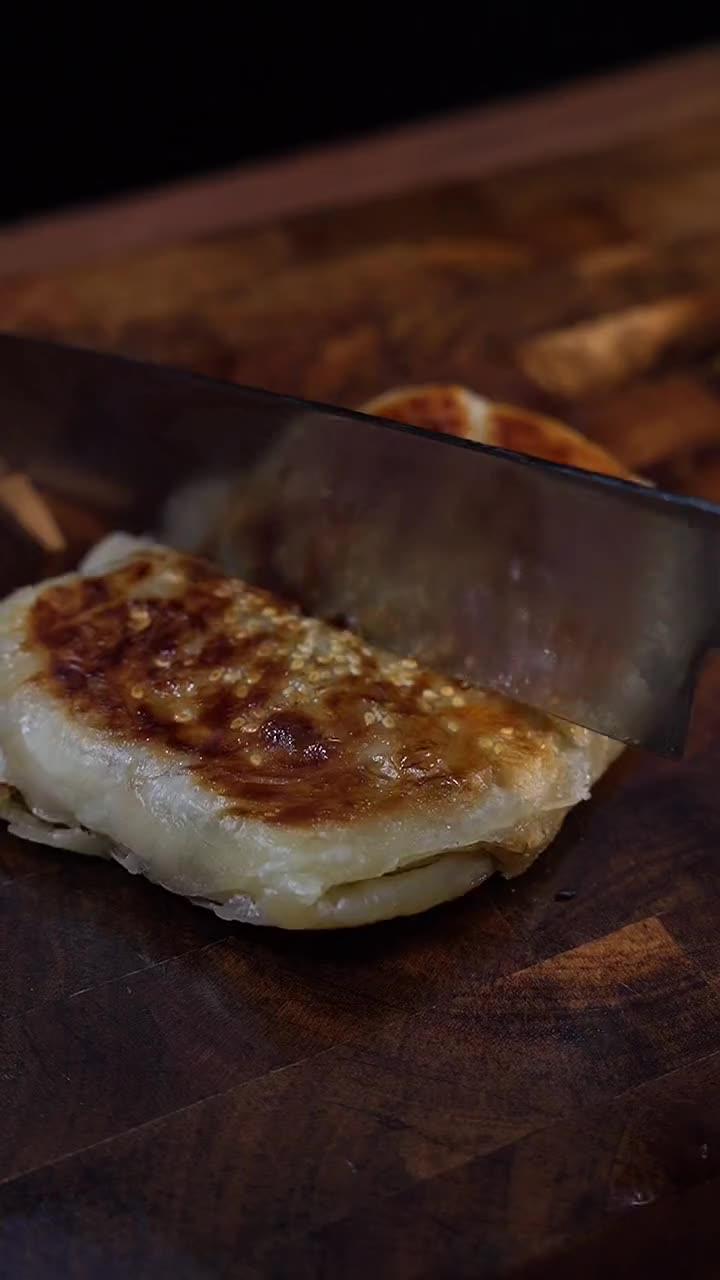 张张教你不用揉面就能吃到青椒肉丝饼,快来试试吧青椒肉丝馅饼手抓饼的最新吃法美食创