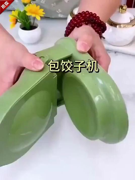 包饺子用上这个神器,压皮又快又省力,关键包出来的饺子好看好吃