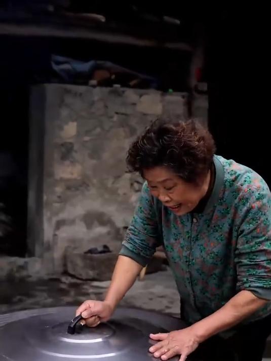 天气太热了,买了些小米辣来做蒜蓉剁椒酱来下饭,香辣爽口