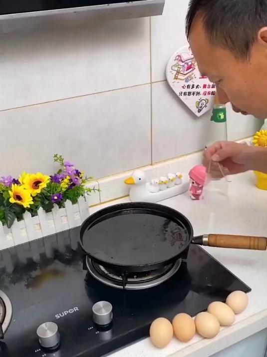 早晨煎鸡蛋的可以用这个煎蛋模具,煎蛋好看还好吃,厨房必备