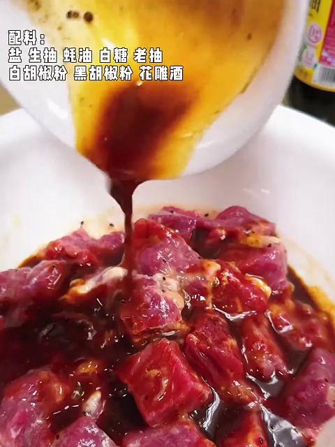 爸妈出差,给弟弟做烤牛肉拌饭,炖锅排骨汤,简单一顿饭满是牵挂