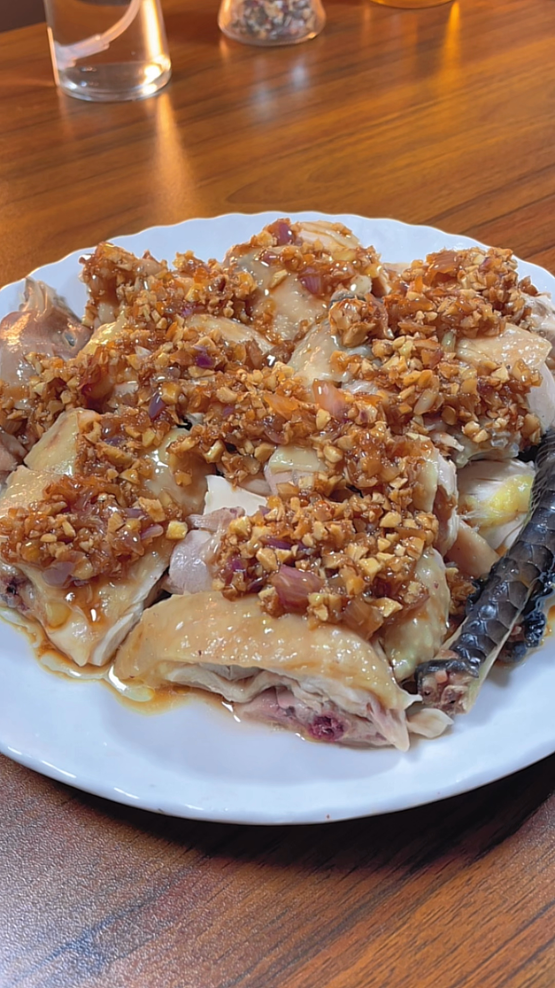 比龙肉还好吃的广东沙姜葱油白切鸡,做法简单皮脆肉嫩,很多人吃了一辈子也没吃腻过。