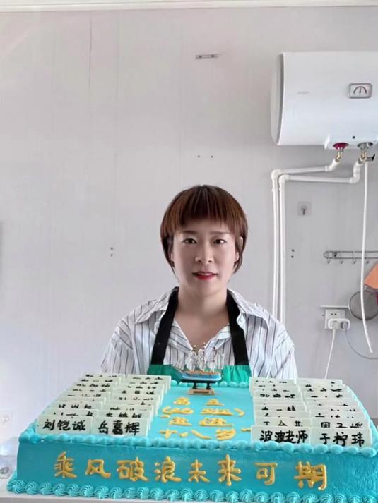 这个蛋糕真重，我一个人搬不动。