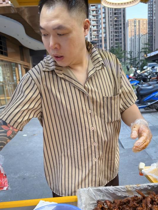 摆摊卖鸭货广告词太多自己都说秃噜嘴了,谁让我的鸭货这么好吃呢