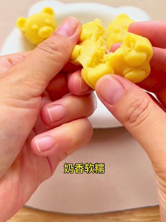 只需要半根玉米就能做出宝宝爱吃的奶香玉米蒸糕，奶香软糯