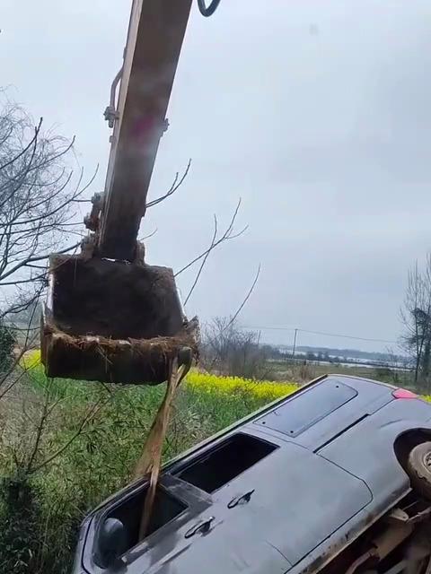 各位老铁，遇见这种情况，你们驾驶着挖掘机会不会出手解救面包车