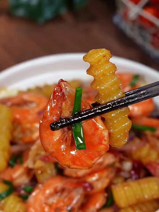 大虾买回来不要再白灼了,试试这个大人孩子都爱吃的干锅香辣虾