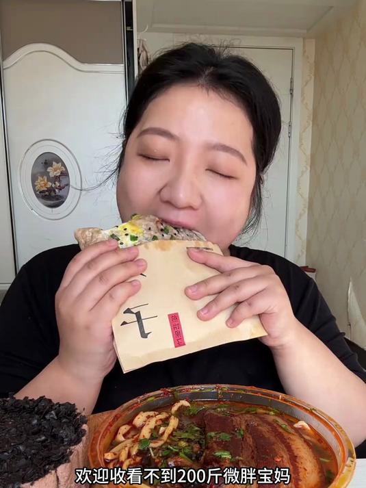今天是把子肉手擀面,超多奥利奥的奶油蛋糕