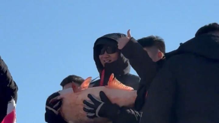 吉林查干湖冬捕头鱼拍出1199999元!现场群众争抢围观60斤头鱼