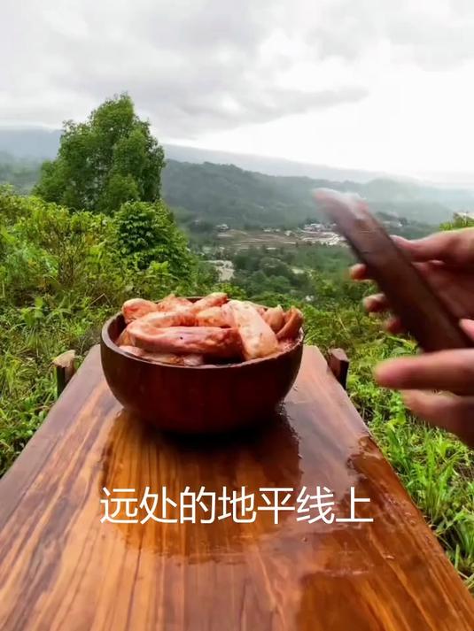 在户外制作紫薯饼、鸡翅烤串
