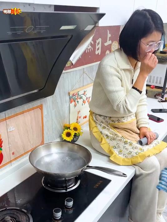 给家里锅具用上这个炒锅手柄隔热套,安装简单,一套一拉紧密贴合